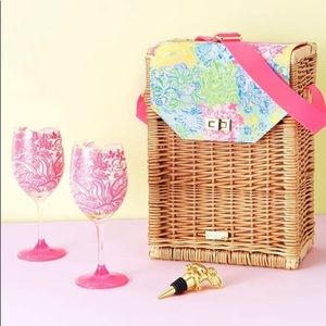 NWOT Lilly Pulitzer Wicker and Cheek to Cheek Fabric Top Wine Picnic Basket